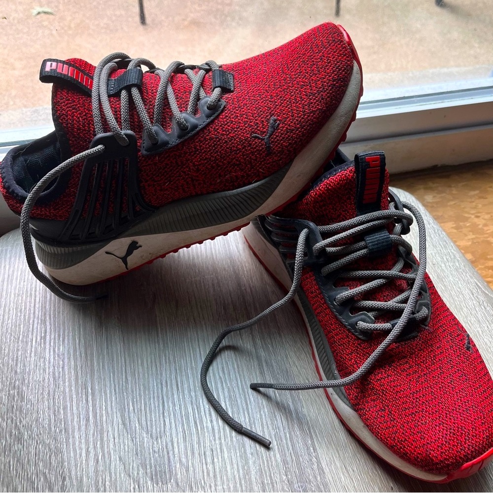 ❗️Puma Red Black Sneakers 👟 Boy’s size 5❗️